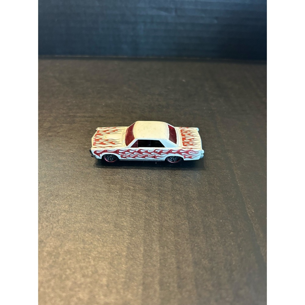 Hot Wheels White '65 Pontiac GTO, C2651, Made in Malaysia
